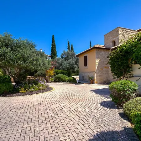 4 Bedroom Galinios With Large Private Pool, Aphrodite Hills Villa Kouklia