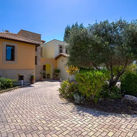 4 Bedroom Galinios With Large Private Pool, Aphrodite Hills Villa *