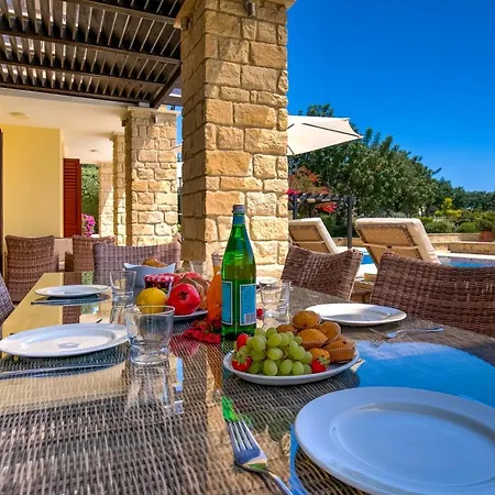 4 Bedroom Galinios With Large Private Pool, Aphrodite Hills Villa Kouklia