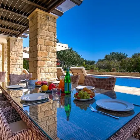 4 Bedroom Galinios With Large Private Pool, Aphrodite Hills Villa Kouklia